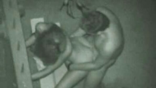 Adegan seks berkumpulan oleh perempuan slutty dan keparat mereka yang tidak dapat dihalang