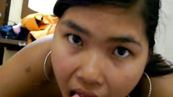 Wanita kayu hitam berehat dari melukis supaya dia boleh melancap