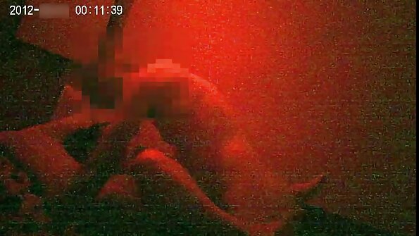 Lelaki dengan kamera memukul wanita gagah dalam video POV